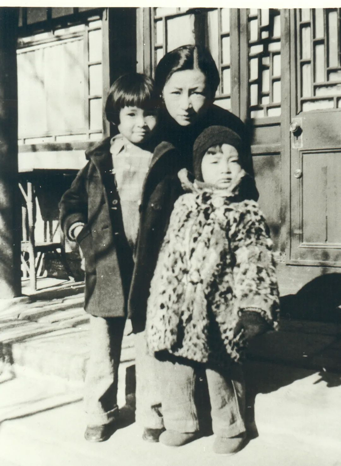 林徽因与子女在北总布胡同三号家中。