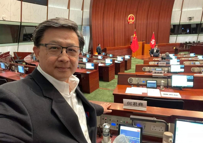 何君尧在立法会综合大楼会议厅宣誓现场