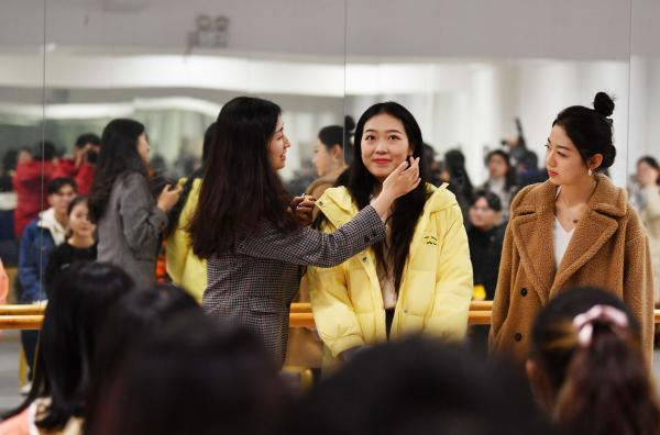  志愿者礼仪培训从每一个细节入手。&nbsp; 摄影 袁艺