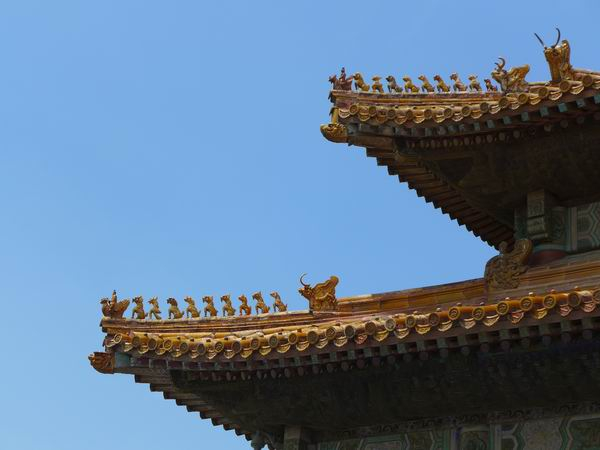 保和殿西侧的两层脊兽，值得注意的是上层最后的小跑个头偏小。 段旭 图