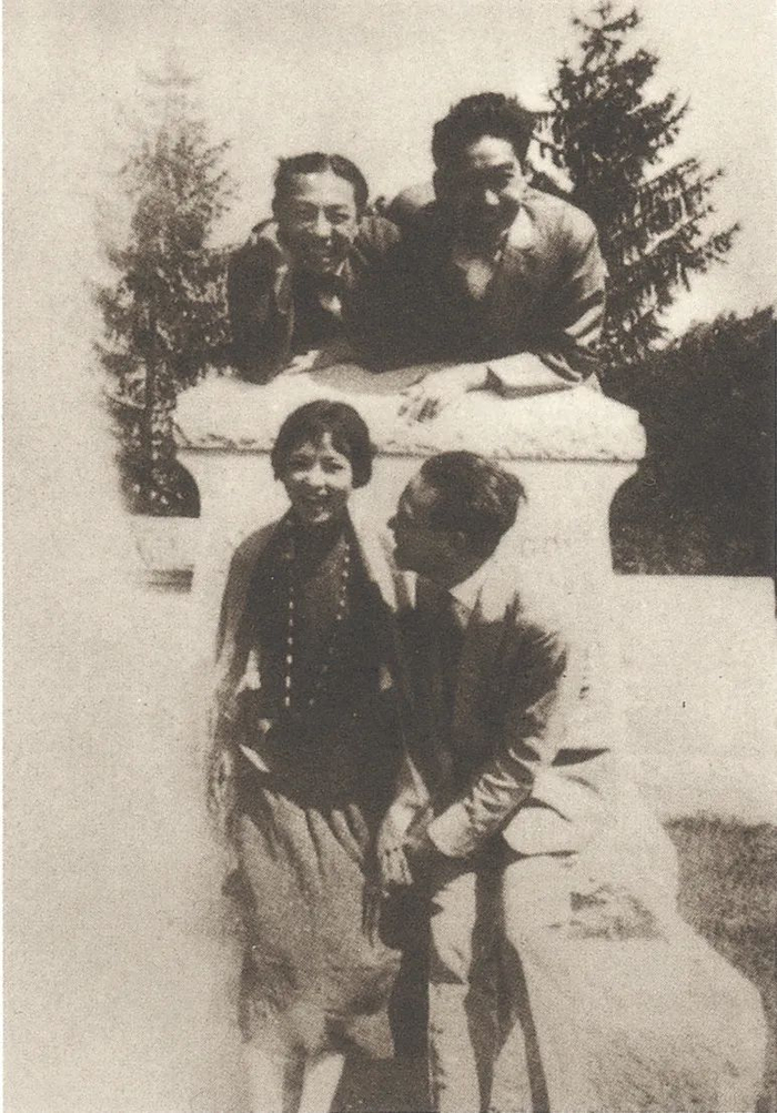 留学美国期间，林徽因（前左）、梁思成（前右）和朋友在一起。