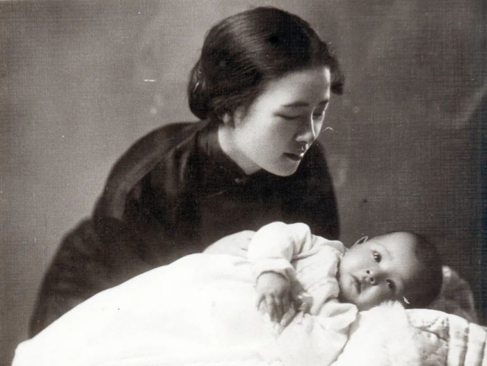 婴儿时期的梁再冰和林徽因的合影，这张照片至今挂在梁再冰家中。