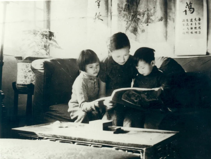 林徽因与子女在北总布胡同三号家中。 