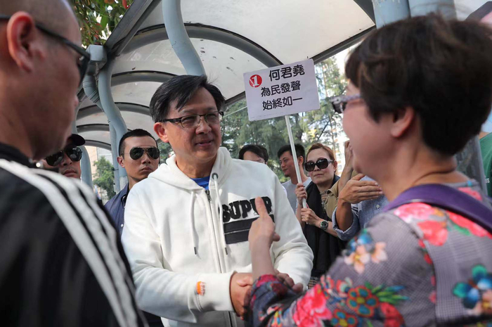 何君尧与市民交流