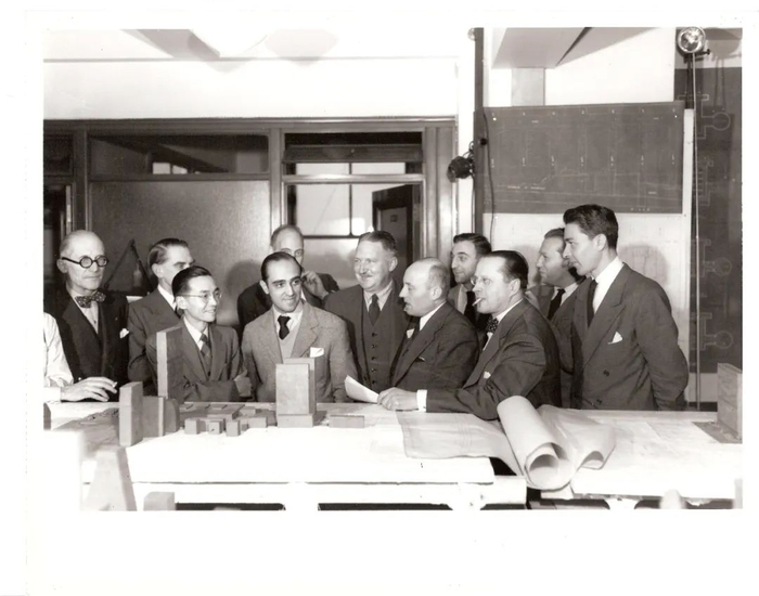 梁思成参与讨论联合国大厦设计方案。