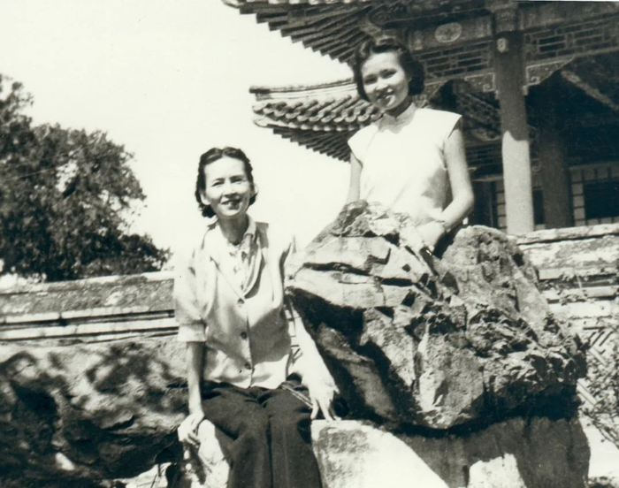 林徽因同梁再冰在颐和园。
