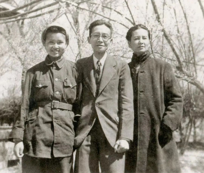 1949年，梁再冰南下前与父母合影。
