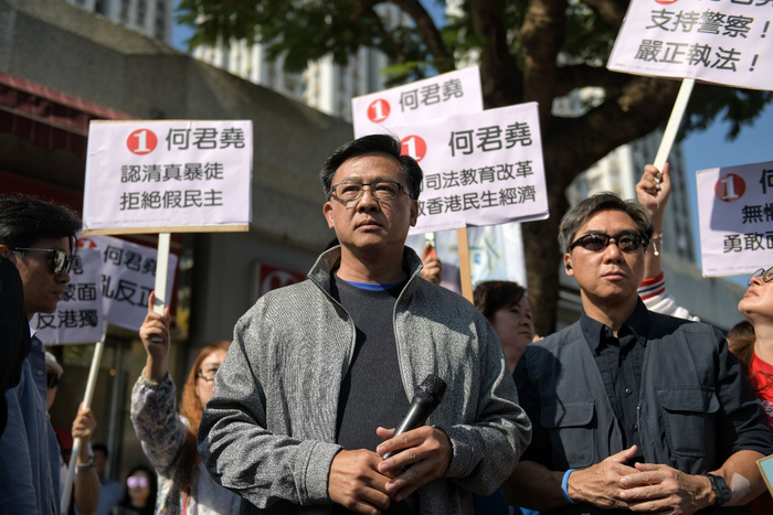 2019年何君尧遇袭受伤后首次摆街站复出