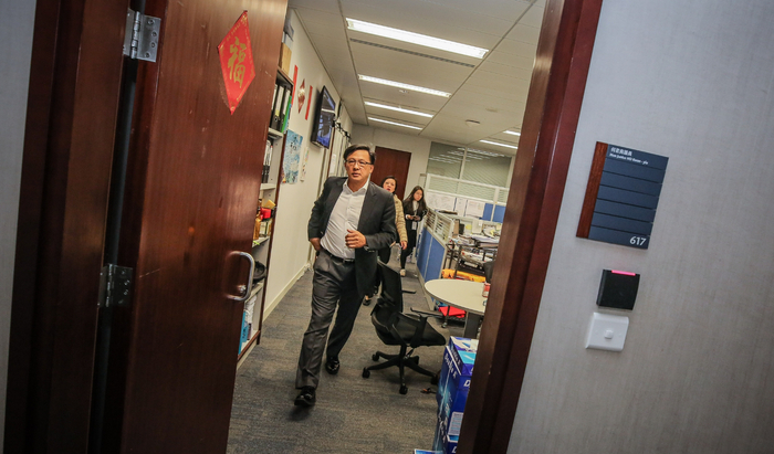 何君尧在立法会忙碌工作