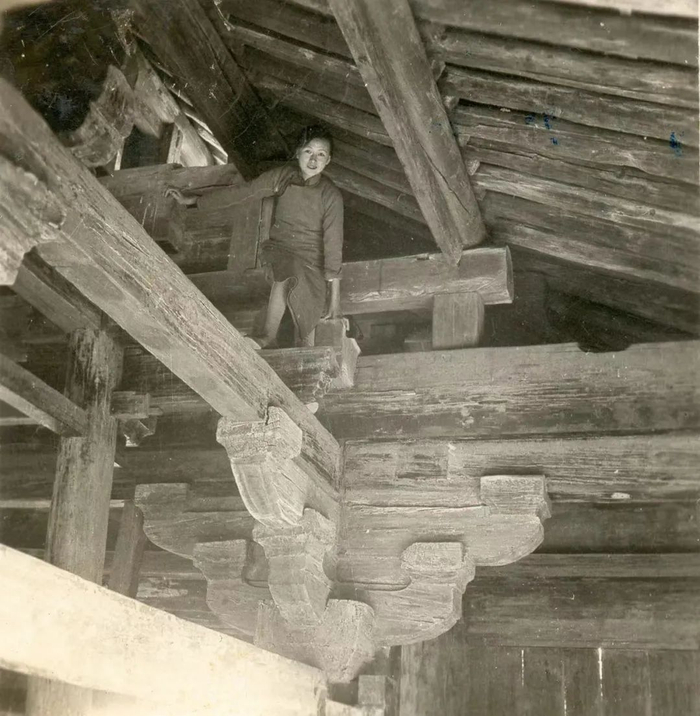 1933年，林徽因于河北正定开元寺。