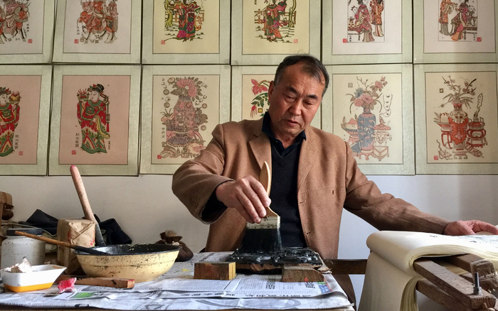 邰立平在工坊制作凤翔木版年画。受访者供图