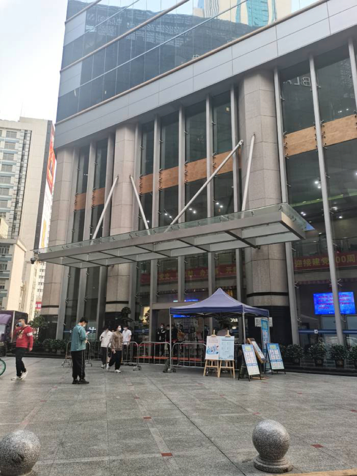 赛格广场大厦写字楼出入口，人员正常进出。张慧敏 摄