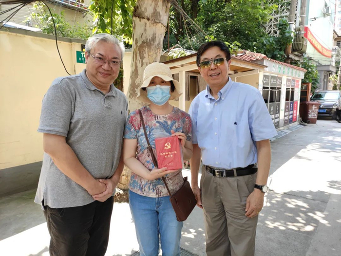 2021年荣获“光荣在党50年”纪念章（女儿代领）