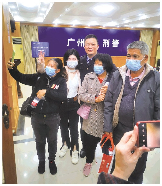 2021年12月31日，刘彦佑（左三）与小英一家合影留念。 受访者供图
