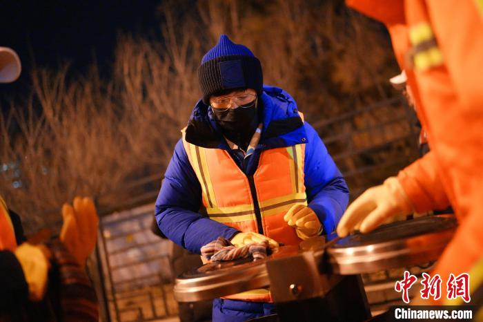 图为志愿者王铮亮在清洁垃圾桶 韩红爱心慈善基金会供图