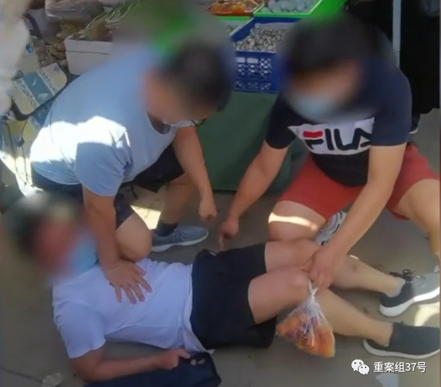 ▲小曹与同事合力制服嫌疑人，事后复盘，发现自己当时还提着一袋橘子。受访者供图