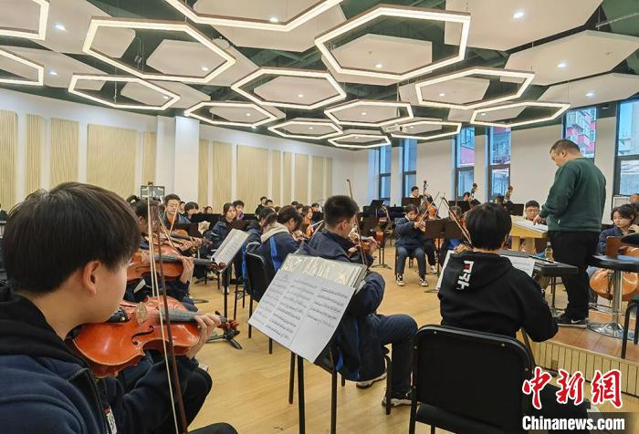 图为学校交响乐团演奏现场。　九美旦增 摄