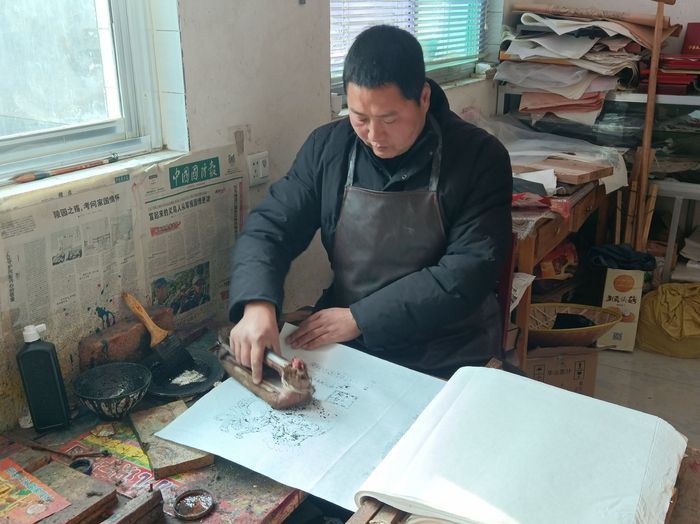 邰伟伟制作凤翔木版年画。受访者供图