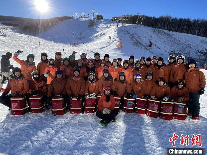 冬奥会中国滑雪医疗保障队合影。　河北医科大学第三医院铁门关医院供图