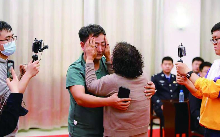 2021年5月8日，张金虎母亲见到儿子，捧住他的脸痛哭。受访者供图