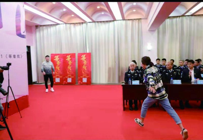 2021年5月8日，北票市公安局举办认亲仪式，周斯郎母亲奔向儿子。受访者供图