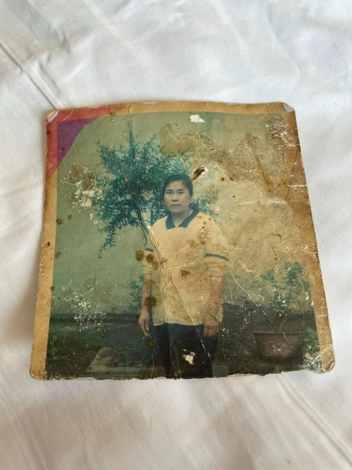 李子新留存的唯一一张母亲照片。新京报记者 周思雅 摄