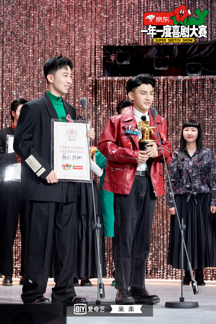 张弛、蒋龙在一年一度喜剧大赛拿到年度喜剧搭档。