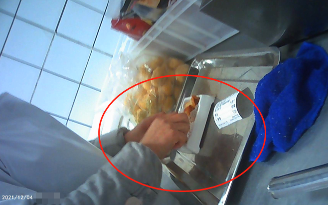 ▲&nbsp;店员徒手抓春卷