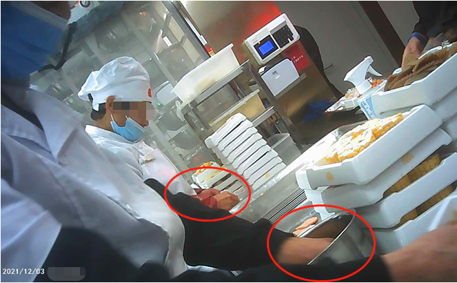 ▲&nbsp;店员徒手准备食材