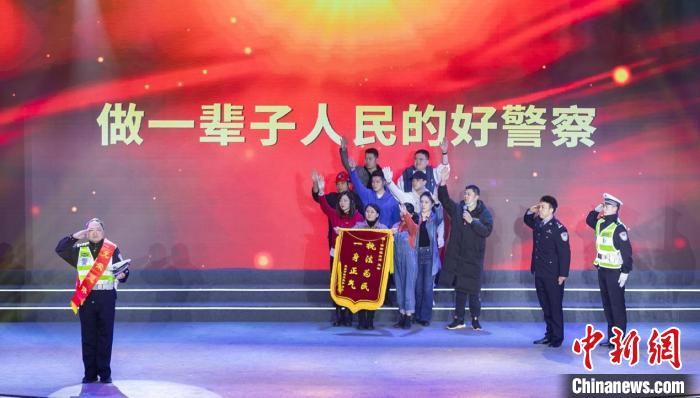 歌曲表演《老民警》。　福建省公安厅供图