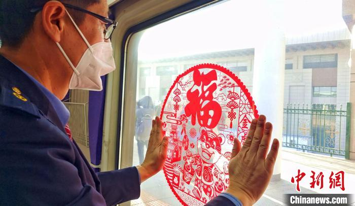 列车内窗明几净。　史玉江 摄