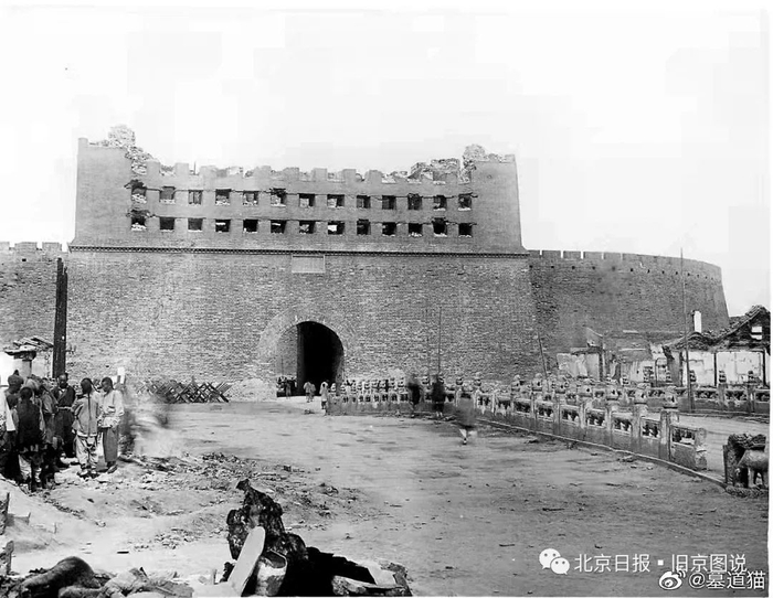 从正阳桥上拍摄庚子事变中被毁坏的箭楼