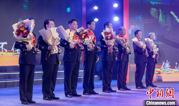 福建退休老民警获退休民警纪念牌。　福建省公安厅供图