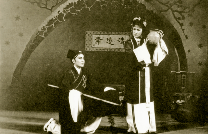 1955年在《彩楼记》中扮演刘玉娥，陆锦花扮演吕蒙正
