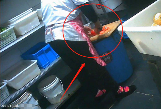 ▲&nbsp;垃圾桶上切西红柿做汤底