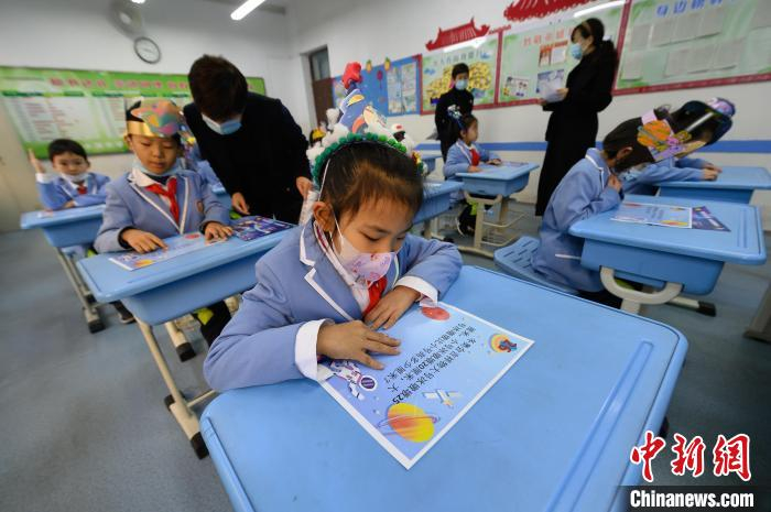 期末“乐考”中，学生们在进行数学应用题测试。　韦亮 摄