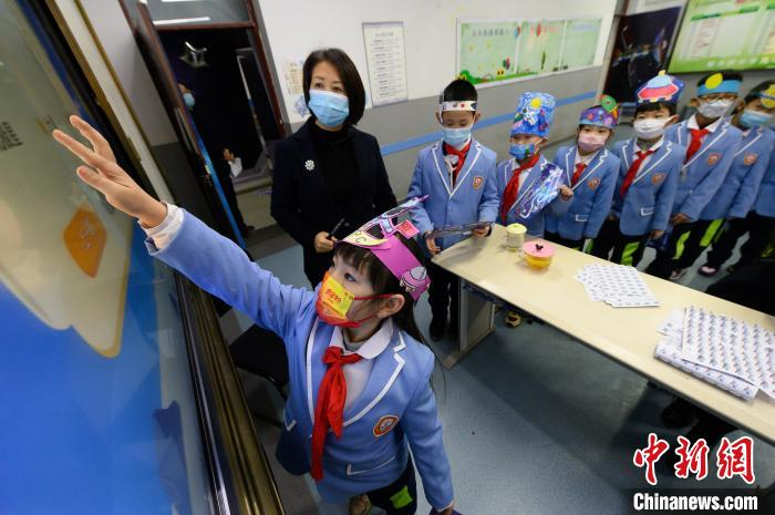 期末“乐考”中，学生们在进行科学科目测试。　韦亮 摄