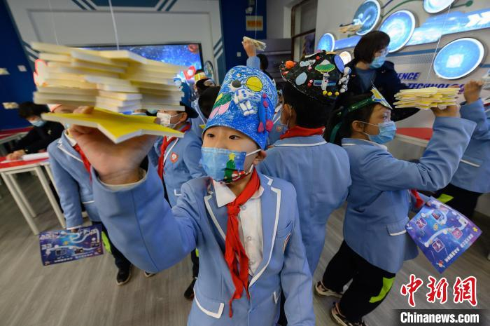 学生们在进行猜字谜活动。　韦亮 摄