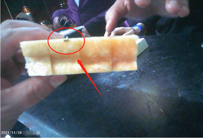 ▲ 客人退的有小蟑螂的冻豆腐