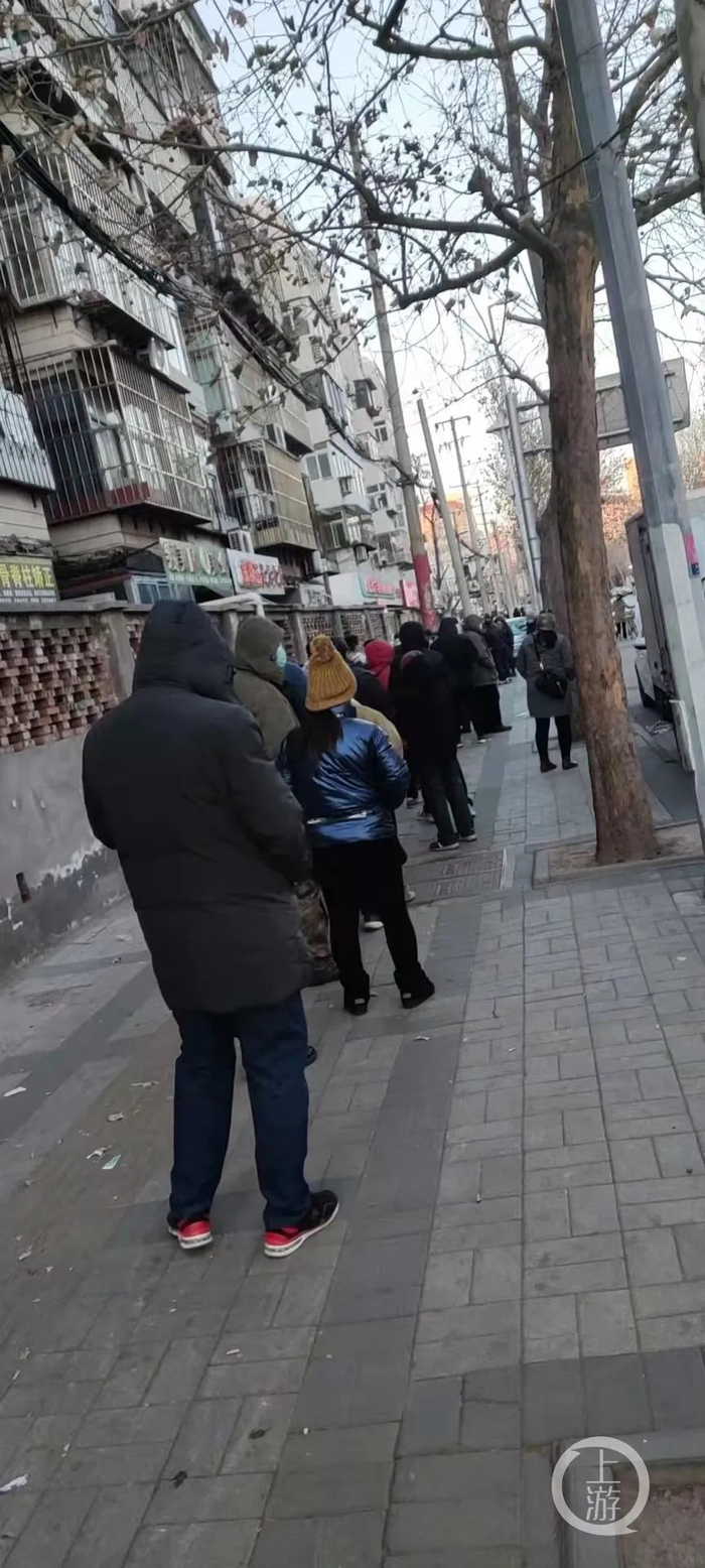 核酸检测现场，居民们排队等待。/受访者供图