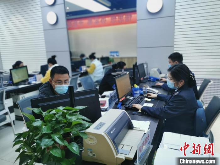 山西省税务局集成“税费政策智链通”，让企业应享尽享各项税收优惠政策。　高瑞峰 摄