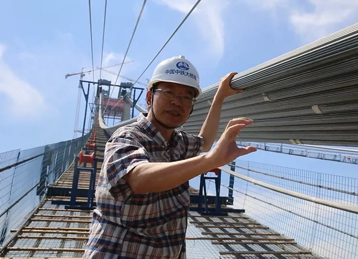 工作中的徐恭义 中铁大桥院 供图