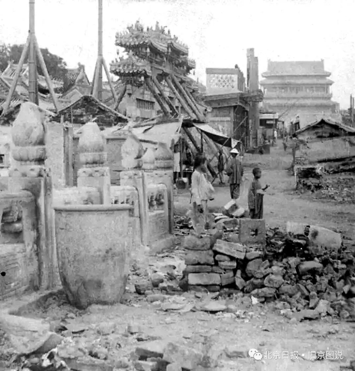 据《析津志辑佚》载：“万宁桥至元中建，在海子东，虽更名万宁，人惟以海子桥名之。”图为庚子事变时的万宁桥。