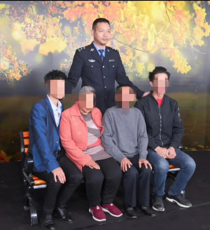 团圆后，胡祥雨和寻亲者一家合影。受访者供图