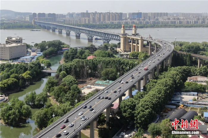 南京长江大桥 中新社记者 泱波 摄