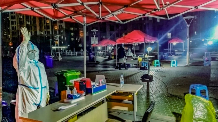 🔹1月10日深夜，天津全市正在展开全员新冠肺炎核酸检测，确保人民群众生命安全和身体健康。中新社发 金立冬 摄