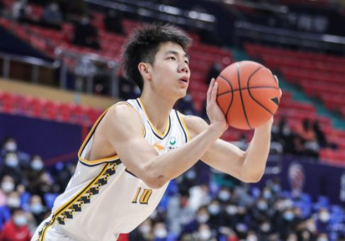 CBA第一!22岁小将朱俊龙横空出世,中国男篮前锋有救了|浙江广厦|广厦|命中率|联盟|赛季_新浪新闻