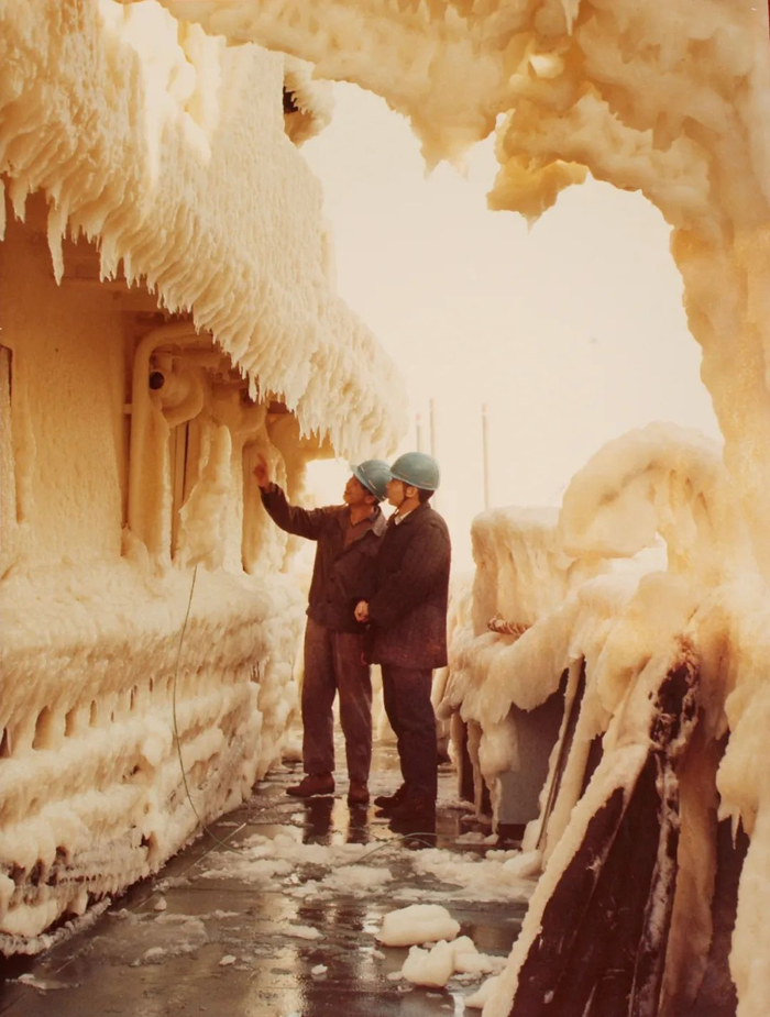 ▲辽东湾冬季寒冷油田开发建设防范冰灾。（历史照片）