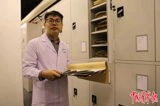     章为平在北京师范大学动植物标本馆。中青报·中青网记者 左橙/摄