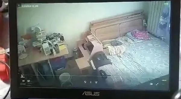 摄像头拍摄到的卧室画面